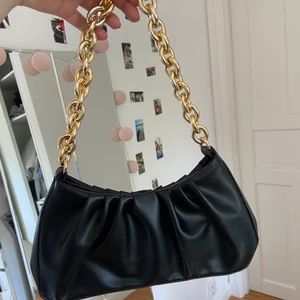 Väska - Säljer denna väska då den linte kommer till användning jätte snygg, aldrig använd 💕