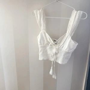 Spets kort linne - Jättefint linne till sommarn! Endast testad så är som ny :)  