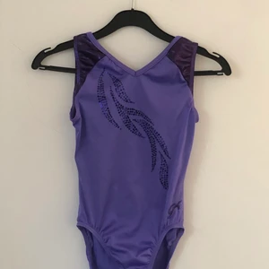 GK gymnastikgräkt - Jättefin gymnastikdräkt i mycket bra skick, fina detaljer💜💜💜💜 skriv privat för exakta mått😽