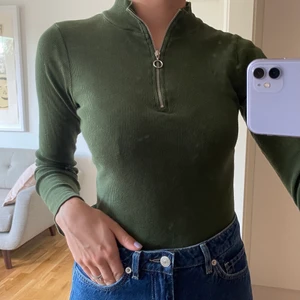 Snygg body med dragkedja  - Body med dragkedja, storlek 36. 