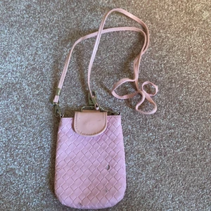 En rosa liten väska - En rosa väska med band perfekt storlek för mobilen! Har dock tre små märken på framsidan och säljs då väldigt billigt! Köpare står för frakt 💗🌺