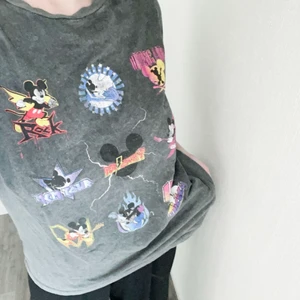 T-shirt  - Grå T-shirt med tryck på! Tröjan är storlek S men är overzize. 