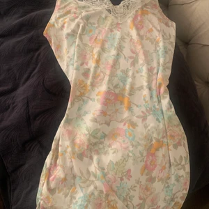 Lindex  - Säljer denna jätte fina linnekläningen. 