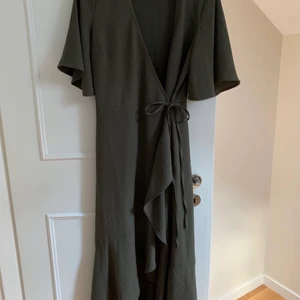 Klänning Carin Wester  - Storlek 36/small. Carin Wester, färgen khaki. 