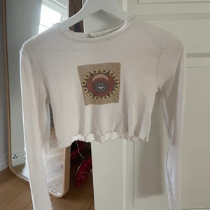 Urban outfitters tröja  - En jättefin Urban tröja som har en lettuce edge och en fin tryck på framsidan. Använt några gånger men nu är den lite för kort för mig. Fortfarande i bra form och kvalite. Köpte för ca.300-400 kr. Kontakta mig direkt 💕 