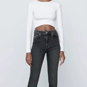 Zara jeans  - Säljer nu ett par zara jeans med slits som knappt är använda. I storlek 32. Kan fraktas och köparen står för frakten och jag ansvarar inte för postens slarv. 