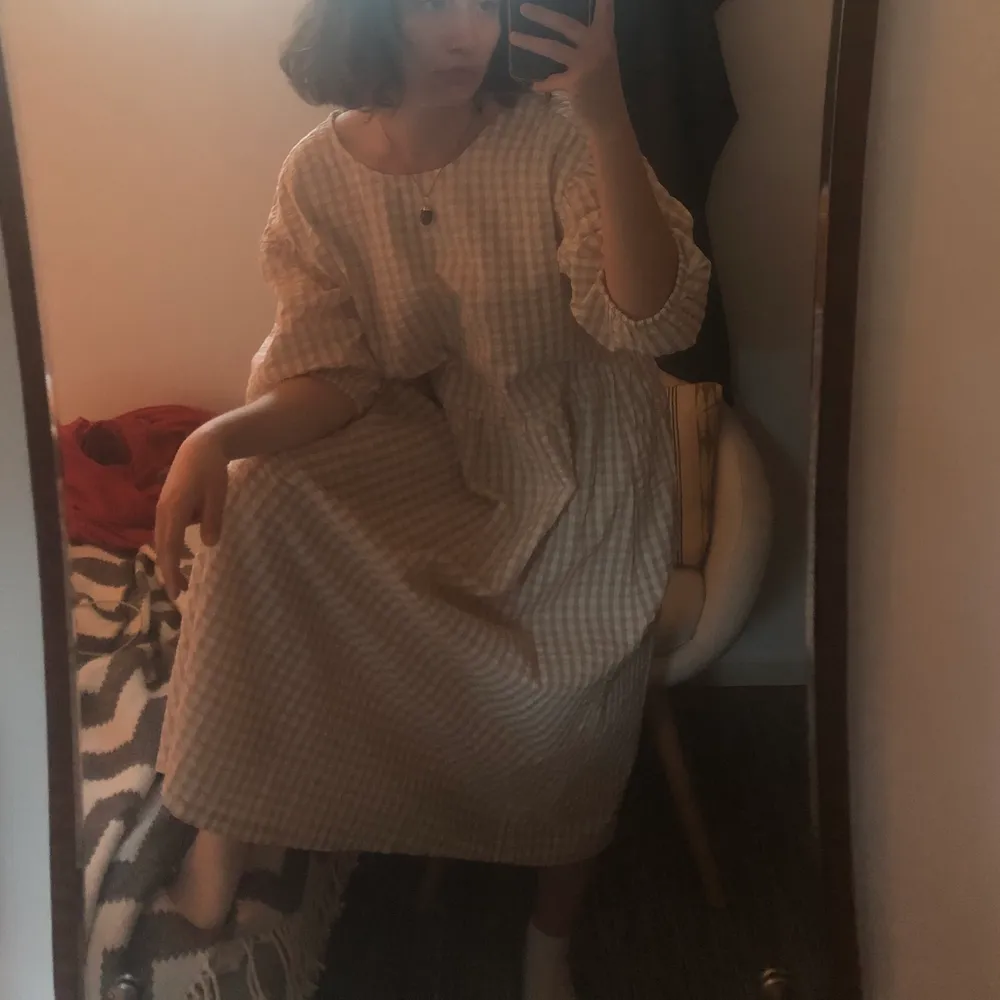 Denna jättefina vit- och beige rutiga klännings säljer jag för att den är för stor för mig. Den är i nyskick, har t.o.m. prislappen kvar! Den är i storlek m och jag är en s typ så den är oversize på mig. Frakt tillkommer eller så möts ja upp i sthlm.💕 . Mekot.