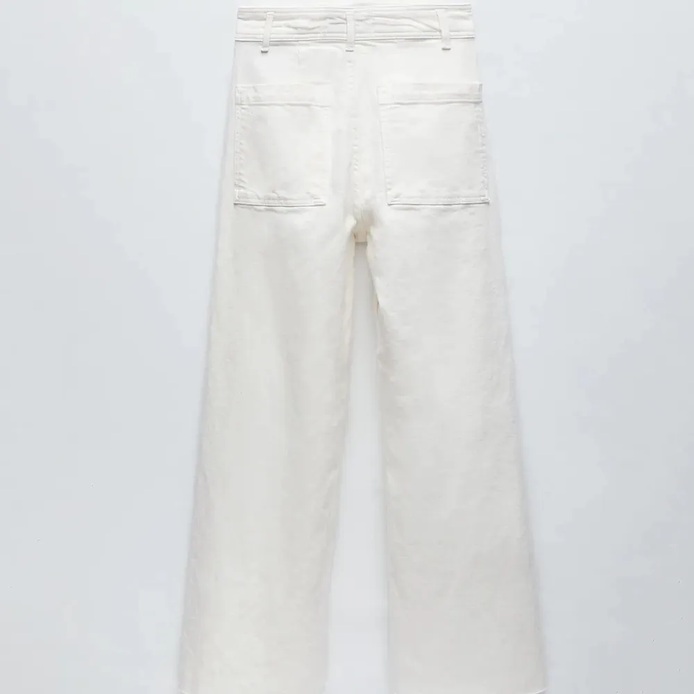 Vita vida jeans ifrån zara! Superfina, använda men i bra skick:)💕💙💜⭐️ Säljer för att jag inte använder och behöver rensa😋😋 storlek 36, nypris 399. Jeans & Byxor.