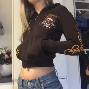 Ed Hardy hoodie  - Nyskick aldrig använd! Säljs billigt går för dyr peng på depop:) kan skicka bättre bilder om det önskas BUD 700