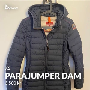 Parajumpers Irene blå - Säljer min fina mörkblåa parajumper jacka i strl XS då den nästan aldrig kommer till användning. Använd ett fåtal gånger. Kan mötas upp i gävle, uppsala c & Stockholm!  Nypris 5000, säljer för 3500