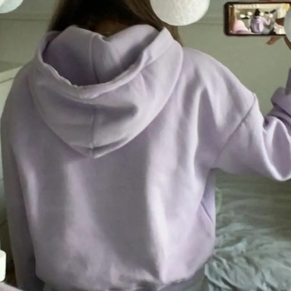 En helt vanlig lila hoodie som är änvänd fåtal gånger och i nästan helt nytt skick. Lite tjockare för den har mjukt material på insidan.⚡️ 50kr + frakt . Hoodies.