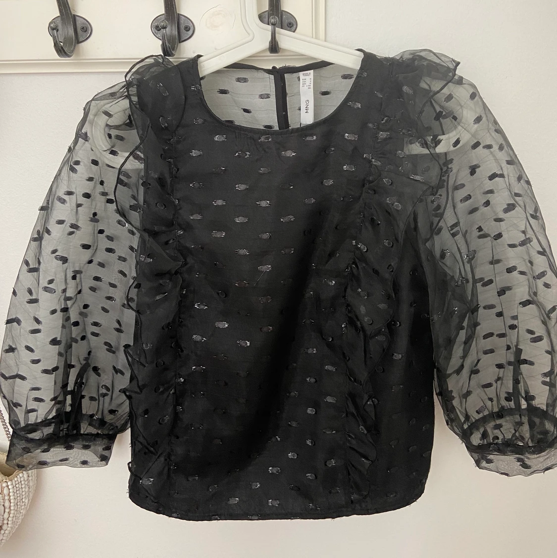 Halvtransperent prickig blus  - 90