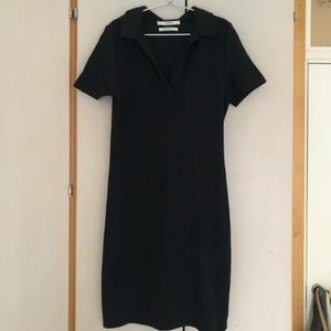 Svart pikéklänning - En svart pikeklänning som jag köpte på pull&bear för två år sedan. Använd två gånger. Fraktkostnad tillkommer.