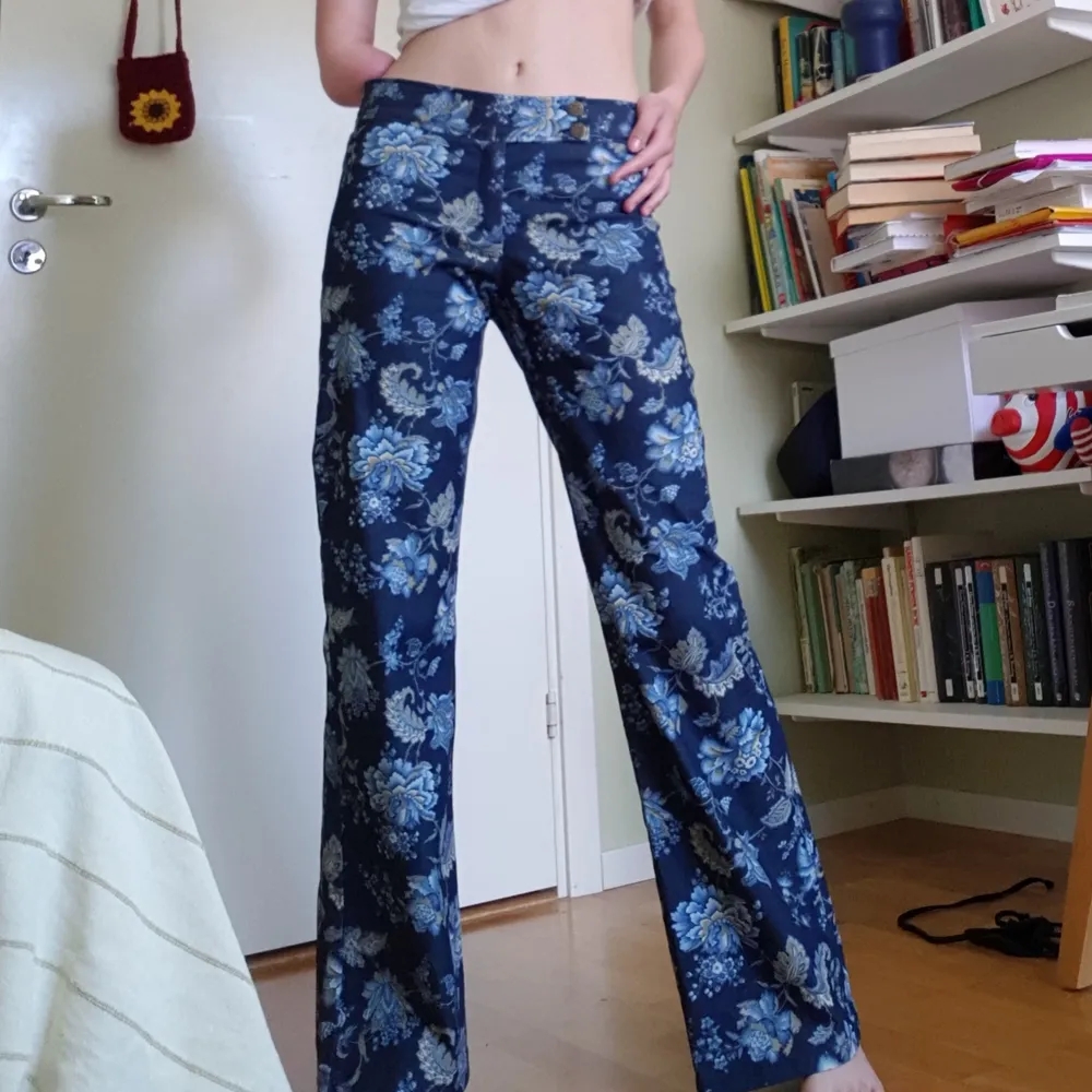 Snygga jeans men som tyvärr inte passar mig🥺          jag är ca 173cm och har storlek S. Jeans & Byxor.