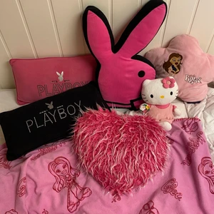 Y2K kuddar och plädd  - Allt är i fint skick. Det ända som har tecken på användning är bratz kudden. Filten är från 2003, kudden från 2004. Playboy kuddarna från 2010. Spårbar frakt kommer på 99kr, ej inräknad i priset. Säljer endast allt tillsammans. 