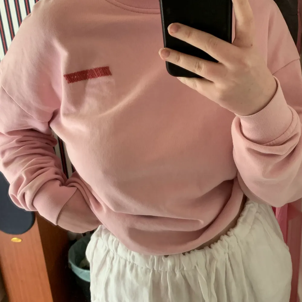 Intressekoll på denna tröjan, älskar den, men rosa är inte riktigt min färg, mkt finare rosa i verkligheten. Som ny i princip, nypris runt 700kr tror jag, denna säljs inte längre. Strl S, men unisex så lite oversized. säljer endast vid ett bra bud. Ev. Köpare betalar frakt. Tröjor & Koftor.