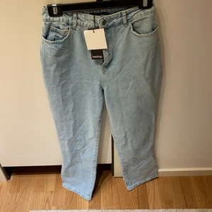 Boohoo raka byxor med slits - Byxor från Boohoo köpta några månader sen men var för små tyvärr, storlek 38 men skulle säga att de är mer som storlek 36. Inköpta för 300 mitt pris 150kr