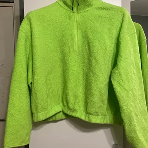 Lime grön tjocktröja  - Lime grön halvt croppad tjocktröja , köpt på Weekday för 199kr om jag minns rätt! Säljer den då den ej kommer till användning , använd fåtal gånger :)