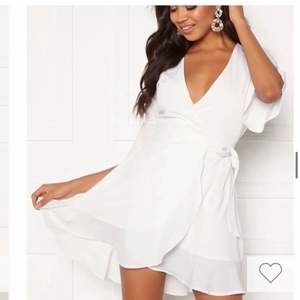 Superfin vit klänning i storlek 38! Var lite för stor för mig, den är bara testad och prislapp finns kvar! 💛
