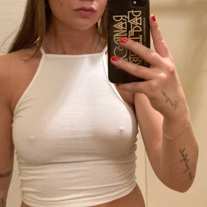 Vit turtleneck - Kort vit topp, strl xs från Nelly. Slitningar i sömmarna tyvärr men går bra att använda ändå 