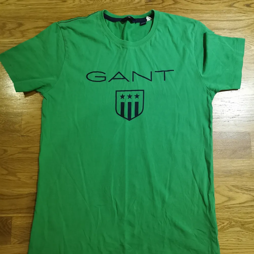 Gant t-shirt, storlek 158.                                              (Hund finns i hemmet) . T-shirts.