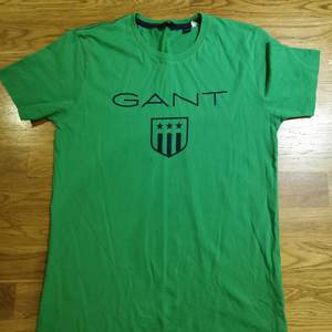 Gant t-shirt, storlek 158.                                              (Hund finns i hemmet) 