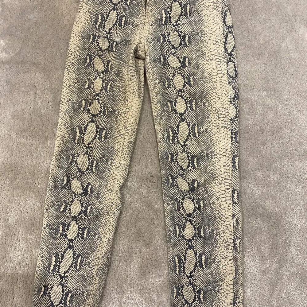 Ett par byxor från mango med snake mönster. Knappt använda och köpta för 349kr. Storlek 34.. Jeans & Byxor.