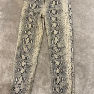 Snake jeans - Ett par byxor från mango med snake mönster. Knappt använda och köpta för 349kr. Storlek 34.