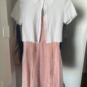 Ros klänning med vit top - Så fin ros klänning har inte använd stl L. Och en vit top har användt. 