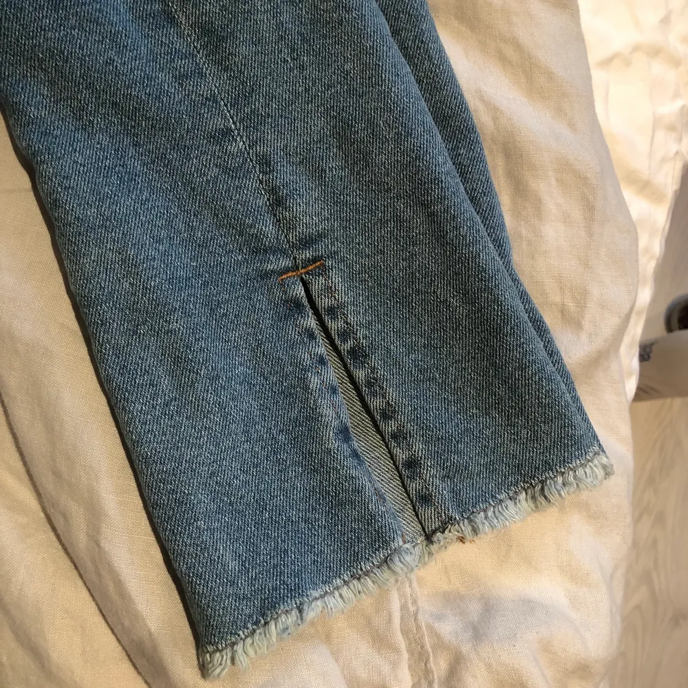 Lågmidjade jeans med slits framtill💙. Jeans & Byxor.