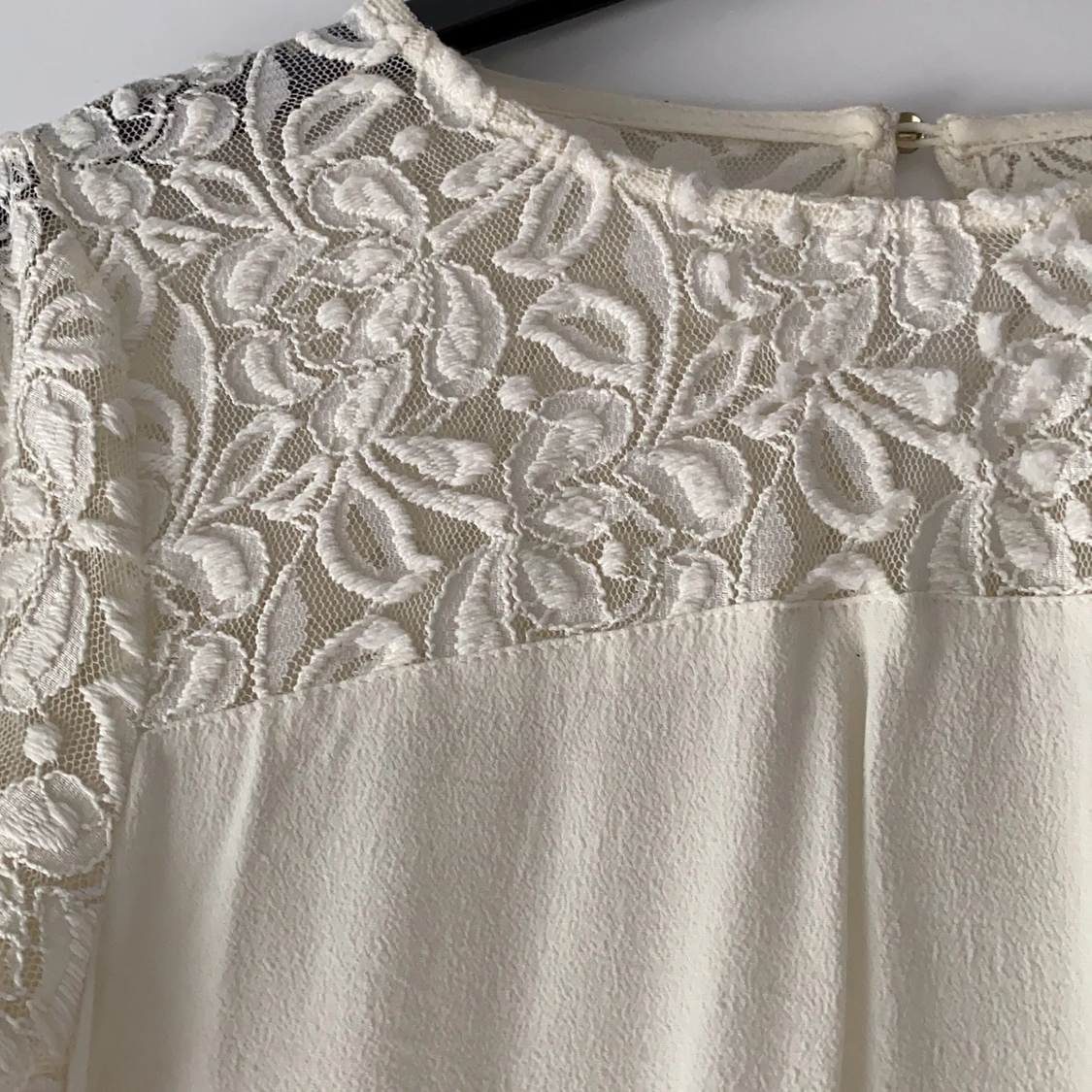 Vit blus med spets - 90