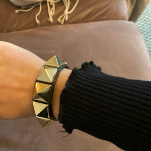 Valentino armband - Tjock valentiono armband. Nypris ca 2900 kr. Knappt använt allts! Superbra skick, inga skador.