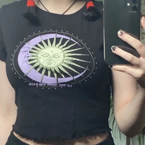 Söt topp🖤 - Säljer då jag inte har fått någon användning av den. Relativt ny och i bra skick! Frakt tillkommer <3