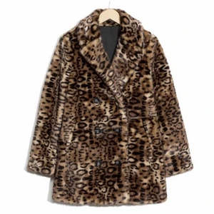 leo faux fur kappa/jacka  - Fin kappa/jacka från &other stories. Faux fur. Superfin! inget att anmärka på i skicket. Säljs inte längre men köpte för runt 1900