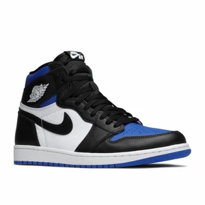 Air Jordan 1 Retro High ”Royal Toe” - Helt nya Air Jordan 1 Retro High ”Royal Toe”. Aldrig använt.  Säljer pga att jag har köpt nya.                                 Blåa snören medföljer. Kvitto finns.