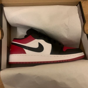 Jordan 1 Low Bred Toe - Hej! Säljer dessa Jordan 1 Low Bred Toe! Skorna är helt nya, aldrig använda i perfekt skick! Orginalbox medföljs vid köp och kvitto finns som äkthets garanti! 