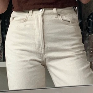 Jeans - Beiga jeans från bikbok. Jag köpte dom för 600 kr. Säljer för att dom inte används. Skullle säga att de är storlek xs💕