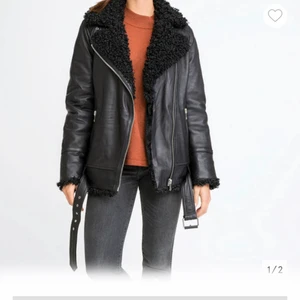 Skinnjacka från Jofama - Shearlingjackan i pilotdesign är en tidlös klassiker som kan matchas med nästan vad som helst. exklusiv variant i Nya zeeländskt lammskinn med svart fuskpäls. (Dem två första bilderna är lånade)