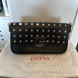 Cool svart Guess väska med nitar på. Väskan är använd x antal ggr.