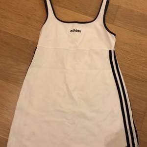 Vintage adidas tennisdress köpt på Episode i Köpenhamn. Om den ska bäras som klänning rekommenderar jag att man inte är 180 cm lång.