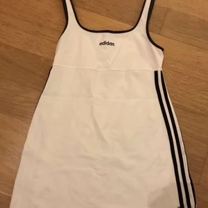 Adidas tennis klänning  - Vintage adidas tennisdress köpt på Episode i Köpenhamn. Om den ska bäras som klänning rekommenderar jag att man inte är 180 cm lång.