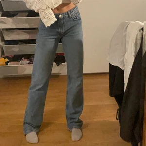 Zara mid waist jeans  - Populära jeans från zara som är använda endast en gång så de är i nyskick. Helt slutsålda på hemsidan så går inte att köpa.