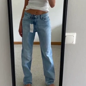 Zara jeans  - Ett par mid rise jeans från Zara. Aldrig använda pga att de är för stora. Hör av dig vid intresse💞 Köparen står för frakt. Buda i kommentarerna!!
