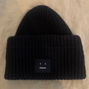 Acne-mössa - Fin mössa från Acne som tyvärr inte används i år. Den är i fint skick och det finns inget att anmärka. Färgen är mörkblå, men ser nästan svart ut ☺️