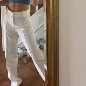 Vita kostymbyxor - från zara, typ aldrig använda, men har en liten fläck längst ner på sömmen som inte verkar gå bort.