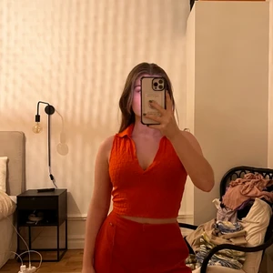 Topp från Zara - Topp från Zara i en orangeröd färg, använd en gång, kommer ej till användning 