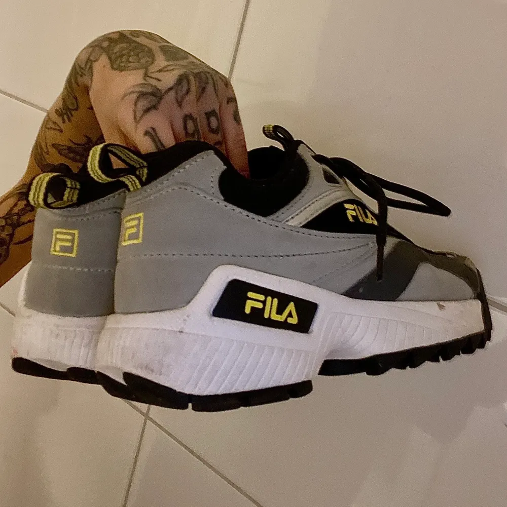 Fila skor i strl 36,5 köpta i Stockholm på footlocker. Inte använda mycket alls så knappt slitage alls på, bara lite smuts som jag enkelt kan fixa innan postas ♥️. Skor.