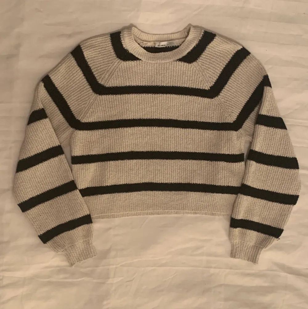 Säljer min tröja från PULL&BEAR i storlek XS som jag knappt använt. Ljuset är ganska dåligt på sista bilden vilket får tröjan att se rätt grå ut vilket den inte är.                100kr + 66kr spårbar frakt 🥰. Stickat.