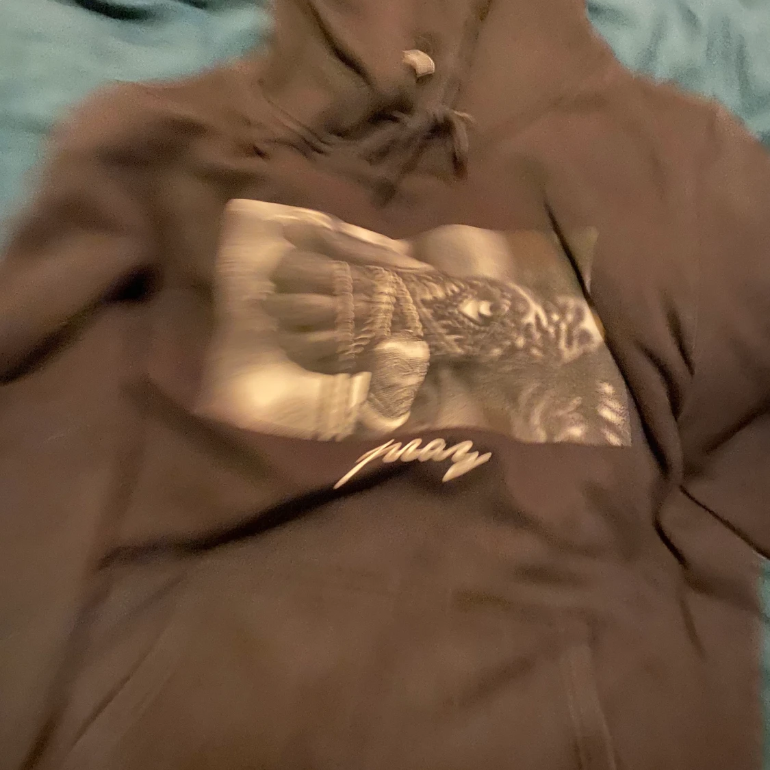 Svart hoodie med tryck