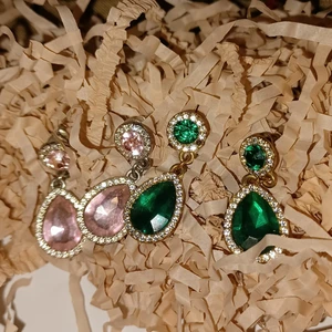 Örhängen  - Superfina örhängen som aldrig kommer till användning. De har legat i en låda ett bra tag och vill komma till användning 😊På det gröna paret så fattas en sten, se bild men annars hela. Kommer att rengöras innan de skickas. Skriv vid intresse eller frågor. Köparen står för frakt. Köp båda för 25kr eller 15krkr styck. Mvh Caroline 